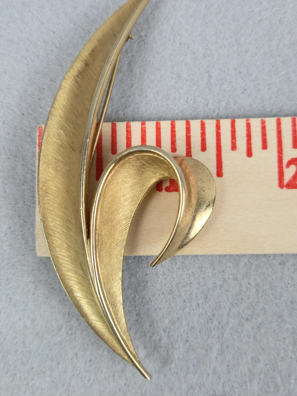 Vintage Crown Trifari Gold Tone Sculpted Leaf Pin Brooch